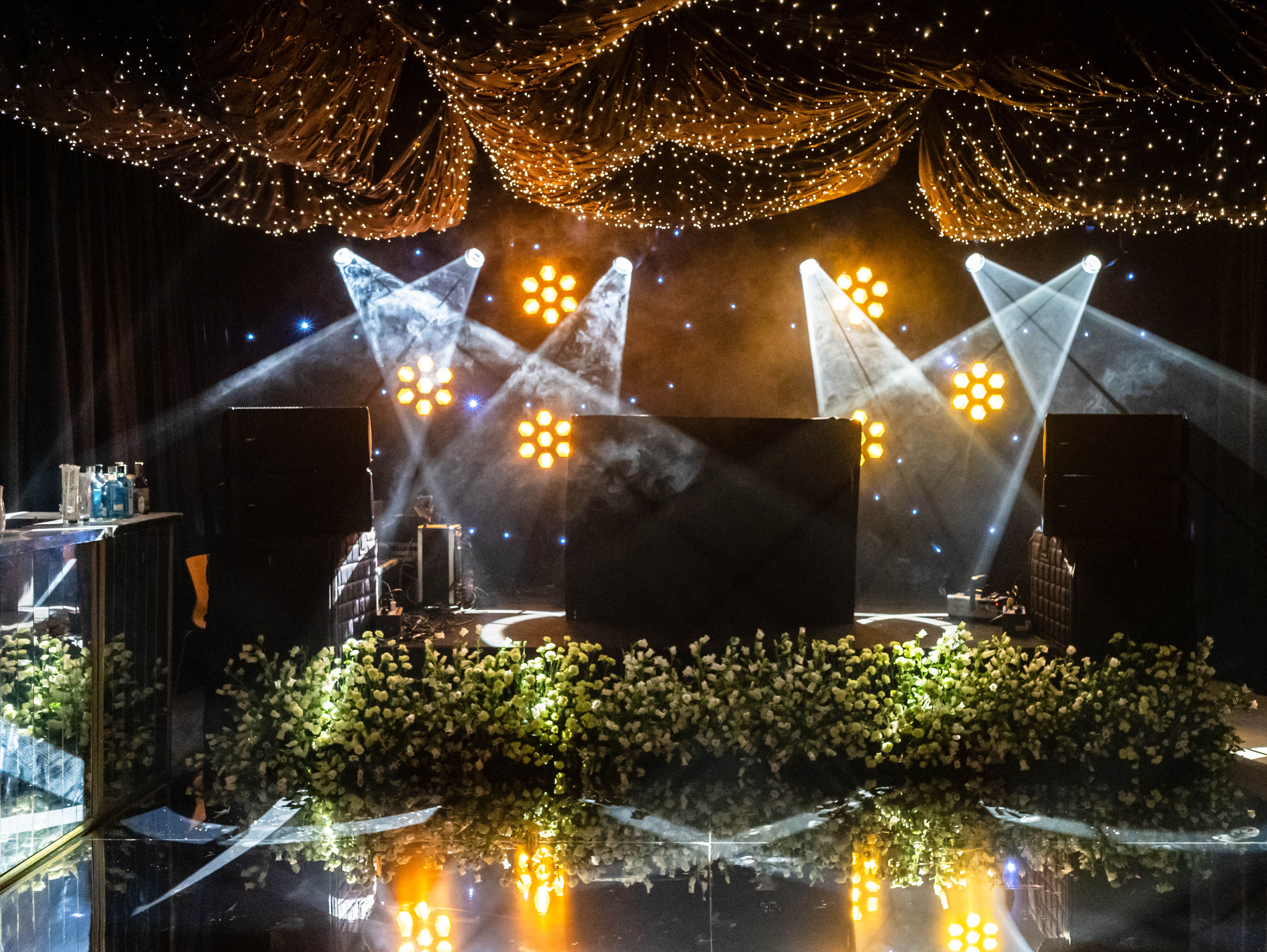 Equipo de sonido e iluminación profesional para eventos